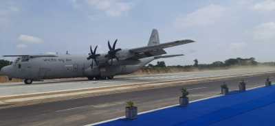 राजनाथ, गडकरी के साथ वायुसेना का विमान राजस्थान के राष्ट्रीय राजमार्ग पर उतरा, लैडिंग स्ट्रिप का उद्घाटन